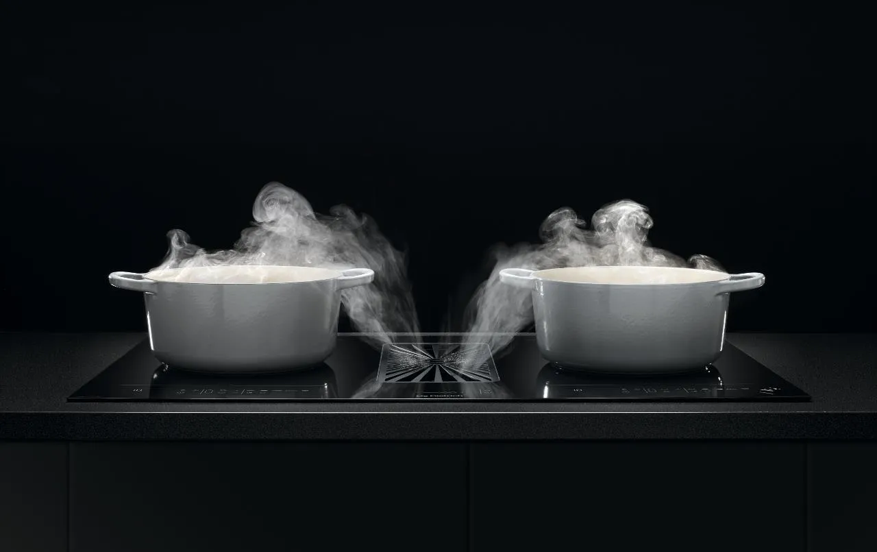 Indukční deska s odsavačem